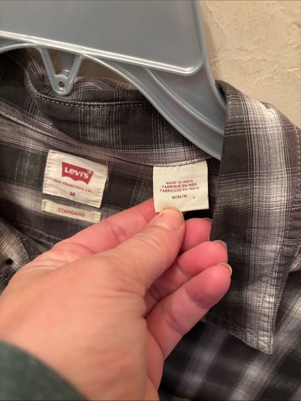 Levi’s button down top! Size Medium - Picture 3 of 4